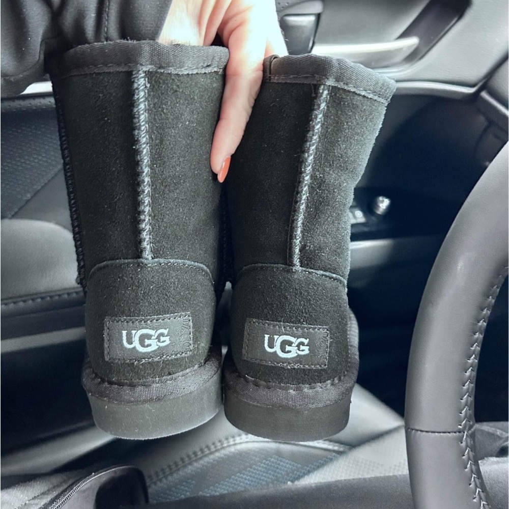 Little girl UGG boots ordered them, but were too small. She’s never worn.